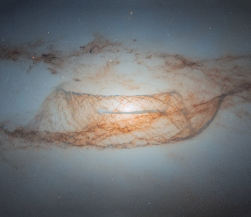 Галактика NGC 4753 в созвездии Девы на первый взгляд выглядит как обычная спи | Про космос