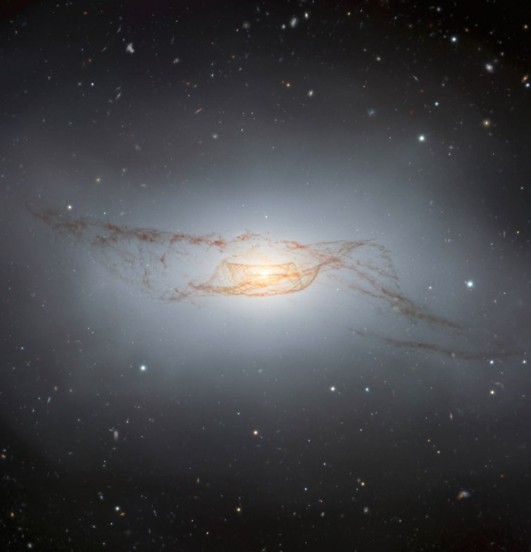Галактика NGC 4753 в созвездии Девы на первый взгляд выглядит как обычная спи | Про космос