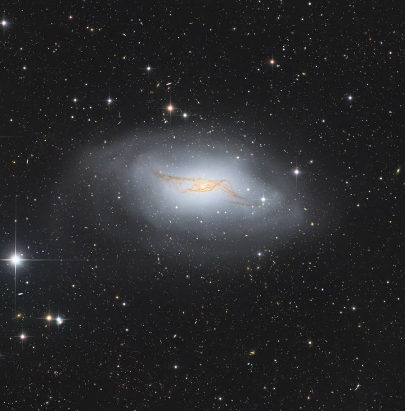 Галактика NGC 4753 в созвездии Девы на первый взгляд выглядит как обычная спи | Про космос