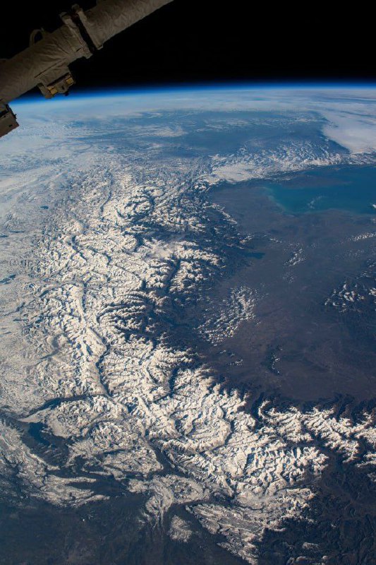 Заснеженные вершины Альп, видимые из иллюминатора Международной космической с | Про космос